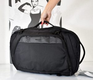 Perfektná, praktická cestovná taška v čiernej farbe ktorú môžete využiť aj ako cestovný, turistický vak