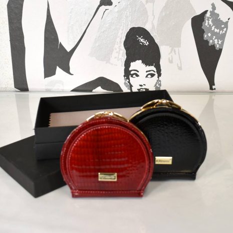 Elegantná lakovaná kožená peňaženka na klik klak v červenej farbe. 