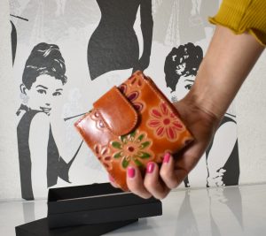 Farebná peňaženka s kvetmi vhodná aj pre menšie slečny
