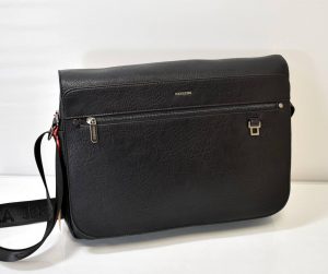 Športovo elegantná pánska kabelka v čiernej farbe s dlhým nastaviteľným ramienkom