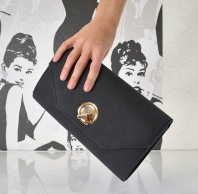 Dámska spoločenská kabelka v čiernej farbe so zlatým kovaním a retiazkovým remienkom na rameno