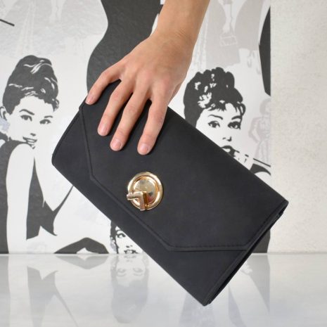 Dámska spoločenská kabelka v čiernej farbe so zlatým kovaním a retiazkovým remienkom na rameno
