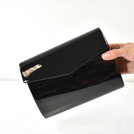 Elegantná večerná kabelka v čiernej farbe s lakovaným povrchom a prídavným ramienkom