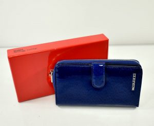 Elegantná dámska peňaženka v krásnej modrej farbe s lakovaným povrchom