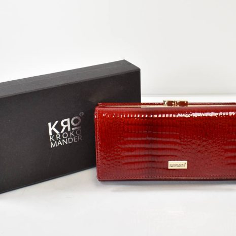 Kožená lakovaná peňaženka s kliklakovým a magnetickým zapínaním v červenej farbe