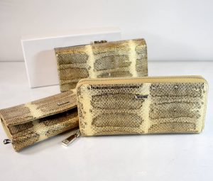 Elegantná peňaženka v krásnej zlatej farbe so vzormi na zips