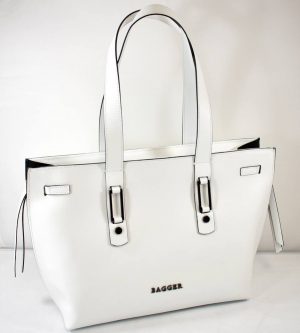 Väčšia, elegantná dámska kabelka v jasnej bielej farbe s hladkým, matným povrchom