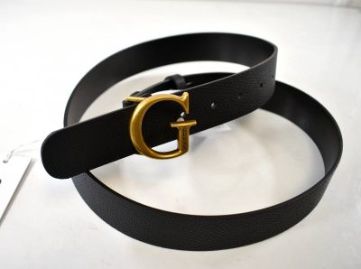 Štýlový opasok pre dámy od značky GUESS v čiernej farbe so zlatou prackou G