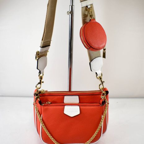 Športovo elegantná, štýlová kabelka ktorá sa skladá z dvoch malých kabeliek a kapsičky na drobnosti.