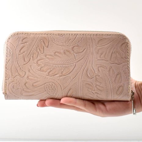 Púdrová dámska kvetinová kožená peňaženkaňaženka.  Elegantná dámska peňaženka v púdrovej farbe na zips. Vhodná do stredných a väčších kabeliek.