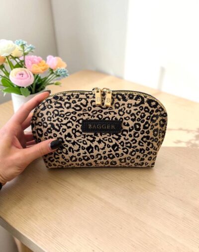 Perfektný pomocník pre dámy na kozmetické a hygienické potreby. V ponuke viac farieb a veľkostí. Vhodná aj ako darček k sviatku. Kožená od značky BAGGER. Slovenský výrobok