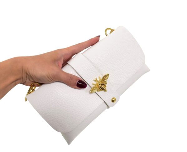 Elegantná malá crossbody kabelka listovka, s prídavným retiazkovým ramienkom v bielej farbe.