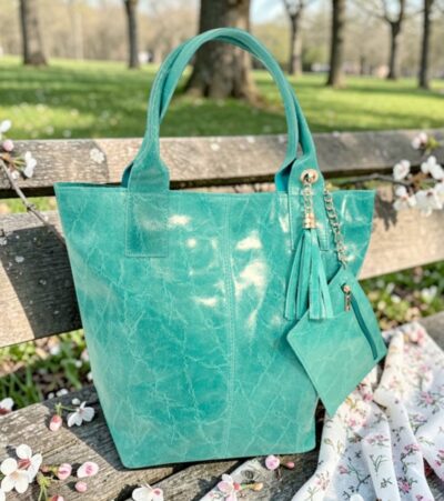 Vhodná na každodenné využitie do práce, na nákupy, či na výlet. Súčasťou kabelky je aj prívesok s vrecúškom na drobnosti. Bezpečné zapínanie na zips a vnútorné bočné vrecko tiež na zips. Kvalitné spracovanie a moderný dizajn.