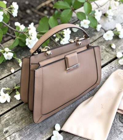 Elegantná dámska kabelka v krásnej hnedo ružovej nude farbe so zlatým kovaním a prídavným ramienkom