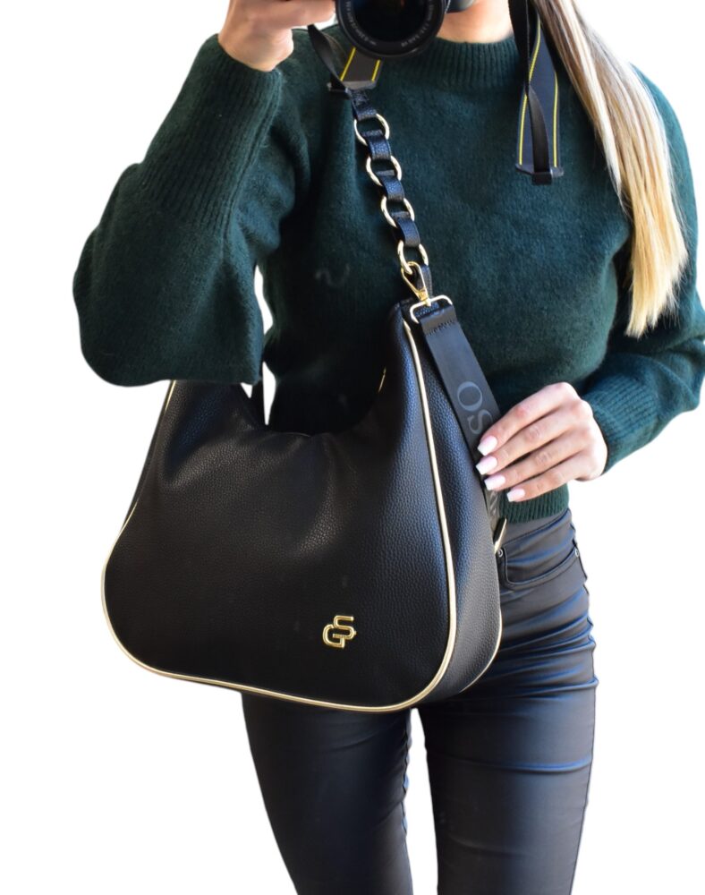 Stredná veľkosť kabelky s množstvom úložného priestoru s prídavným, látkovým nastaviteľným ramienkom, na pohodlné nosenie ako crossbody.