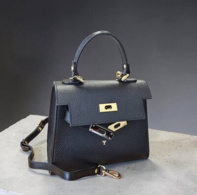 Kabelka v biznis štýle v menšej veľkosti vhodná do práce či do spoločnosti aj k športovo elegantnému oblečeniu