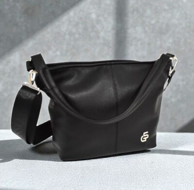 Praktická dámska čierna kabelka na rameno GS56