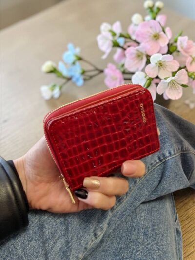 Štýlová, elegantná dámska peňaženka s lakovaným povrchom v červenej farbe so vzorom