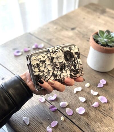 Kvetinová bielo šedá dámska kožená peňaženka GS3