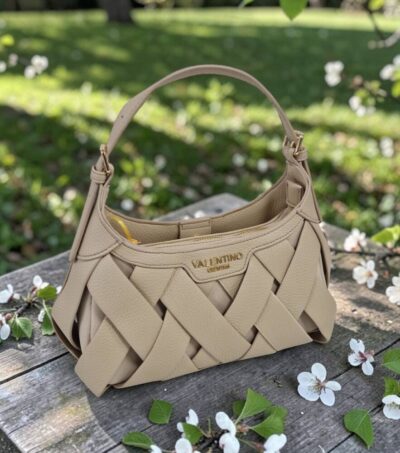 Štýlová kabelka s dvomi ramienkami na výmenu - kratšie do ruky a dlhšie na rameno. Elegantný moderný dizajn na každý deň do mesta či na spoločenskú akciu. Kvalitné spracovanie z Talianskej dielne.