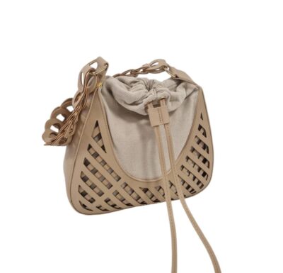 Štýlová, dámska nadčasová kabelka na Jar/Leto v mriežkovanom dizajne so sťahovacím zapínaním v béžovej farbe
