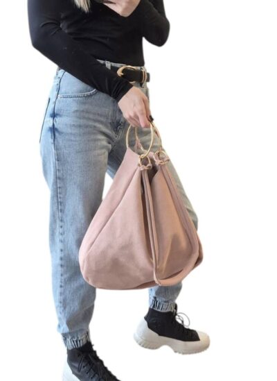 Praktická, športovo elegantná taško-kabelka v jemnej ružovej farbe z brúsenej kože s veľkými kovovými kruhmi – ušami