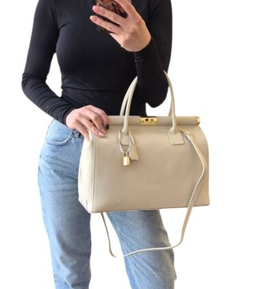 Jemná krémovo béžová farba ktorá sa hodí ku každému outfitu