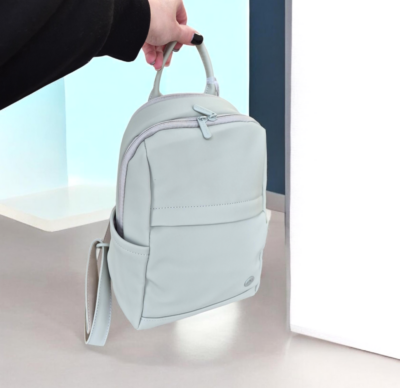 Praktický bledo zelený mestský dámsky ruksak DJ732