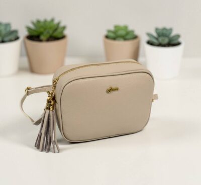 Malá kožená crossbody krémová kabelka G415