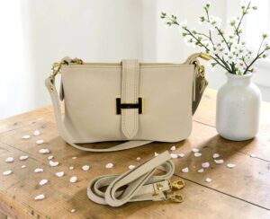 Trendy kabelky na jar/leto 2026 prinášajú svieže farby, nové tvary a návrat ikonických štýlov. Kabelka už dávno nie je len praktický doplnok, je to výrazný módny prvok, ktorý dokáže zmeniť celý outfit.