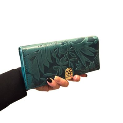 Štýlová dámska zeleno modrá peňaženka s krásnym kvetinovým vzorom.