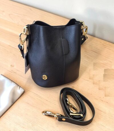 Elegantná čierna vedierková kabelka (Bucket bag) s luxusnými detailmi v zlatej farbe