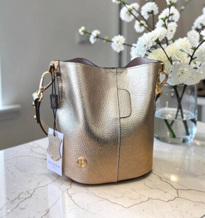 Hit tejto sezóny s prídavným ramienkom, takže ju môžete nosiť do ruky, na rameno ale aj krížom cez plece ako crossbody