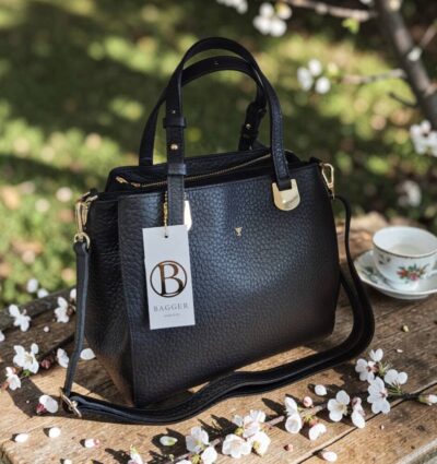 Kabelka v strednej veľkosti, elegantná a nadčasová, vďaka prídavnému ramienku ju môžete nosiť nie len na ramene ale aj pohodlne krížom cez plece ako crossbody.