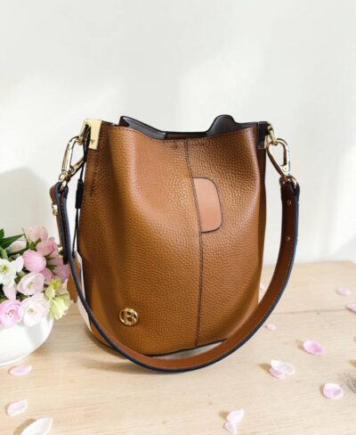 Hit tejto sezóny s prídavným ramienkom, takže ju môžete nosiť do ruky, na rameno ale aj krížom cez plece ako crossbody