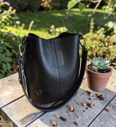 Hit tejto sezóny s prídavným ramienkom, takže ju môžete nosiť do ruky, na rameno ale aj krížom cez plece ako crossbody.