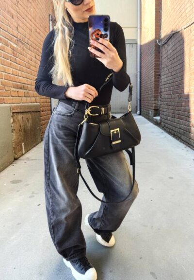 Čierna crossbody dámska kabelka Valentino Bags do ruky s prídavným ramienkom, je dámsky model s moderným dizajnom, ktorý sa vyznačuje všestrannosťou nosenia a praktickým vnútrom