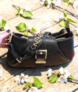 Dominantným prvkom novej kolekcie je výrazné, no elegantné kovové logo VLogo