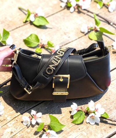 Dominantným prvkom novej kolekcie je výrazné, no elegantné kovové logo VLogo