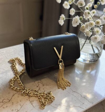 Moderný dizajn s ikonickými zlatými kovaniami ktorý rozžiari celý Váš outfit. Vhodná na rôzne akcie, do spoločnosti či na výlet. Kabelka ktorú si zamilujete.