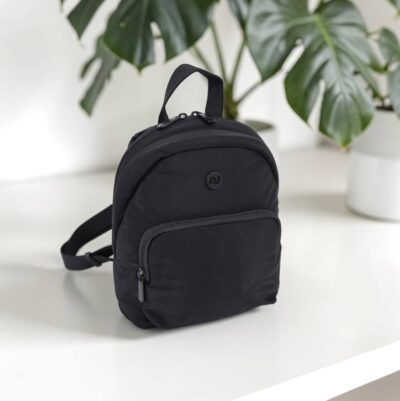 Kvalitné spracovanie plyuretánu kombinovaný s pevnou kvalitnou látkou. Vnútro obsahuje vrecká na drobnosti + vonkajšie vrecko na zips. Kvalitné spracovanie a moderný dizajn.