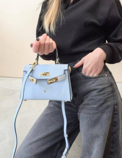 Kabelka v hermes, biznis štýle v malej veľkosti. Vhodná do práce či do spoločnosti, k letným šatom, sándalam aj k športošimu oblečeniu.