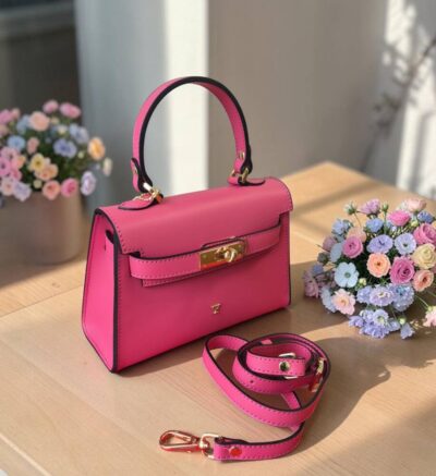 Kabelka v hermes, biznis štýle v malej veľkosti. Vhodná do práce či do spoločnosti, k letným šatom, sándalom aj k športovejšiemu oblečeniu.