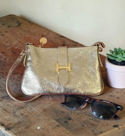 Kabelku môžete nosiť na 3 spôsoby, ako listovú bez ramienka, do ruky s kratším uškom, ako crossbody kabelku krížom cez plece.