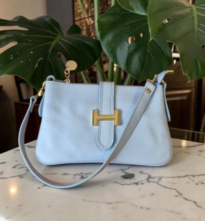 Kabelku môžete nosiť na 3 spôsoby, ako listovú bez ramienka, do ruky s kratším uškom, ako crossbody kabelku krížom cez plece.