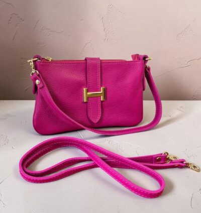 Športovo elegantná malá dámska crossbody kabelka v ružovej - magenta farbe do ruky/na rameno