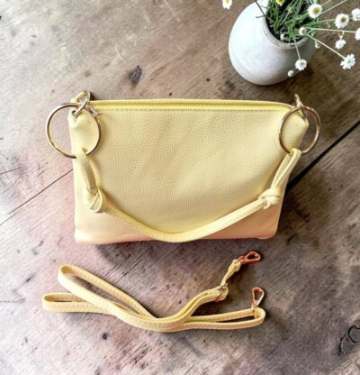 Kabelku môžete nosiť ako listovú, ako crossbody – krížom cez plece s dlhým prídavným ramienkom, alebo len do ruky s kratším uškom