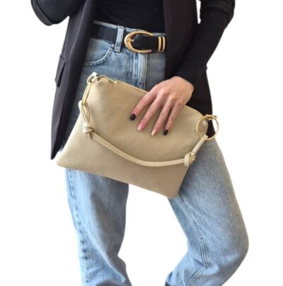 Kabelka vhodná na každý deň k rôznemu štýlu oblečenia ale aj do spoločnosti k šatom či lodičkám. Kvalitné spracovanie kože z Talianskej dielne.