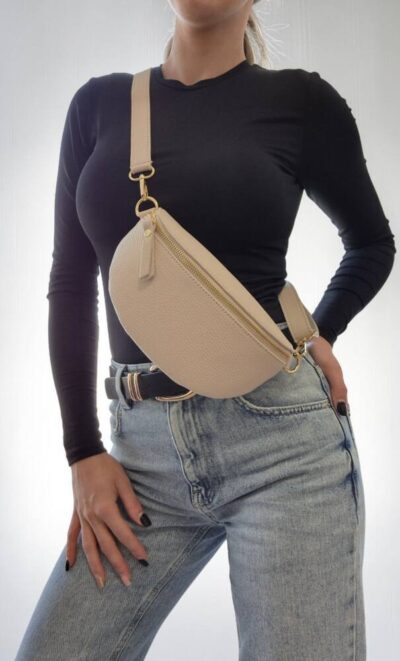 Športovo elegantná ľadvinka v bledej béžovej farbe a menšej veľkosti so zlatým kovaním