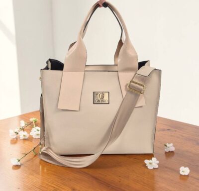 Súčasťou kabelky je aj veľká kozmetická taška vo vnútri, ktorú môžete nosiť aj ako crossbody vďaka dlhému ramienku.